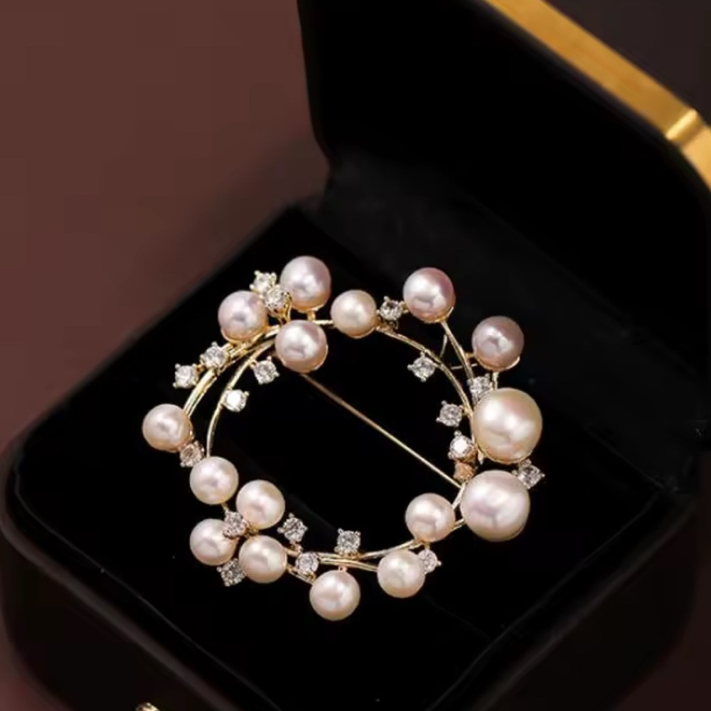 Elegant Pearl and Crystal Wreath Brooch - Gold